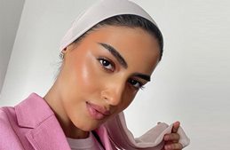 الأناقة السعودية عبر العقود: من البساطة الكلاسيكية إلى الجرأة العصرية